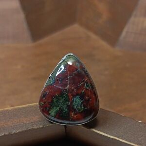 Elegant Red and Green Stone Ring